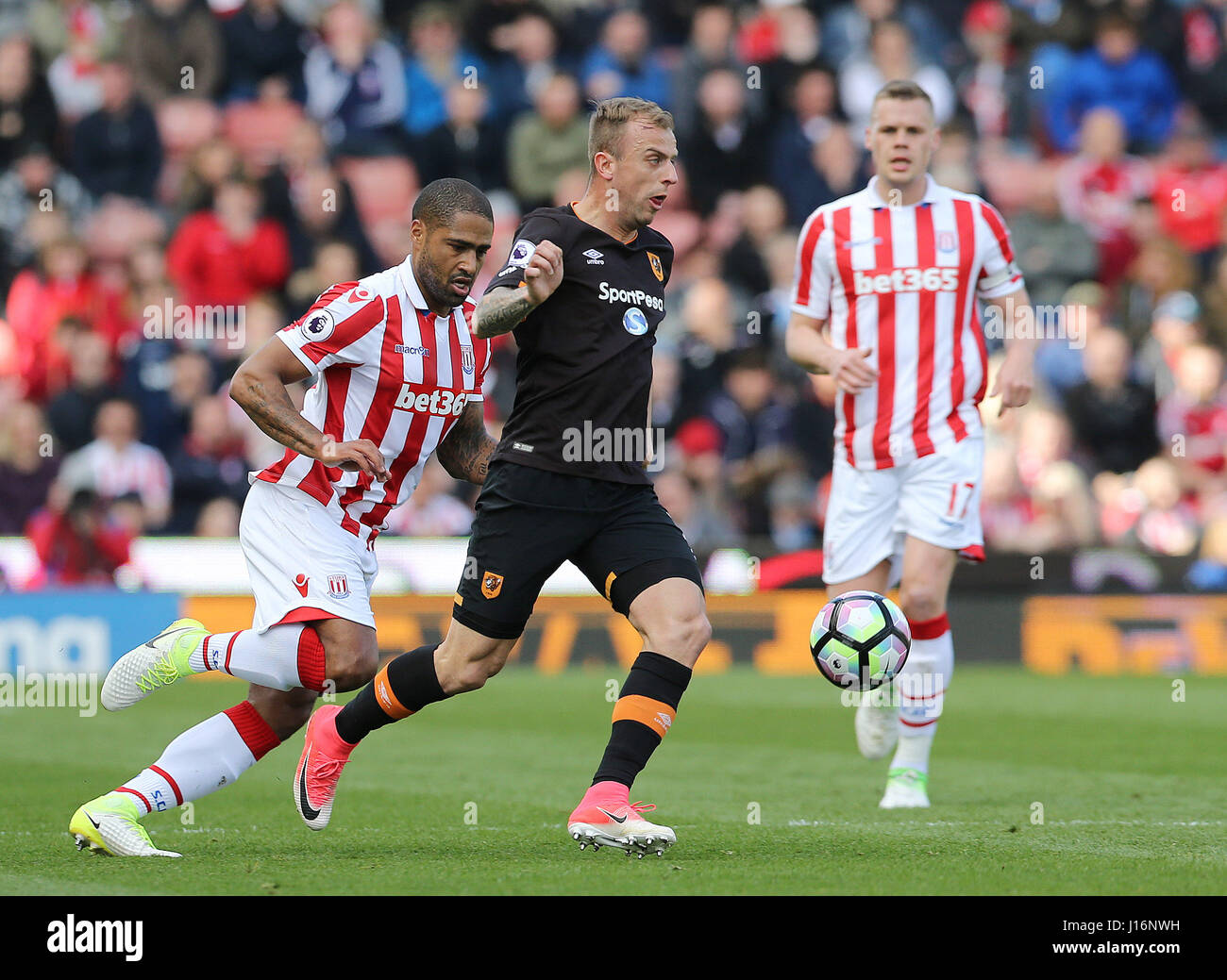 Glenn Johnson de Stoke City et Kamil Grosicki de Hull City lors du match de la première ligue au stade bet365, Stoke. APPUYEZ SUR ASSOCIATION photo. Date de la photo: Samedi 15 avril 2017. Voir PA Story FOOTBALL Stoke. Le crédit photo devrait se lire comme suit : Barrington Coombs/PA Wire. RESTRICTIONS : aucune utilisation avec des fichiers audio, vidéo, données, listes de présentoirs, logos de clubs/ligue ou services « en direct » non autorisés. Utilisation en ligne limitée à 75 images, pas d'émulation vidéo. Aucune utilisation dans les Paris, les jeux ou les publications de club/ligue/joueur unique. Banque D'Images