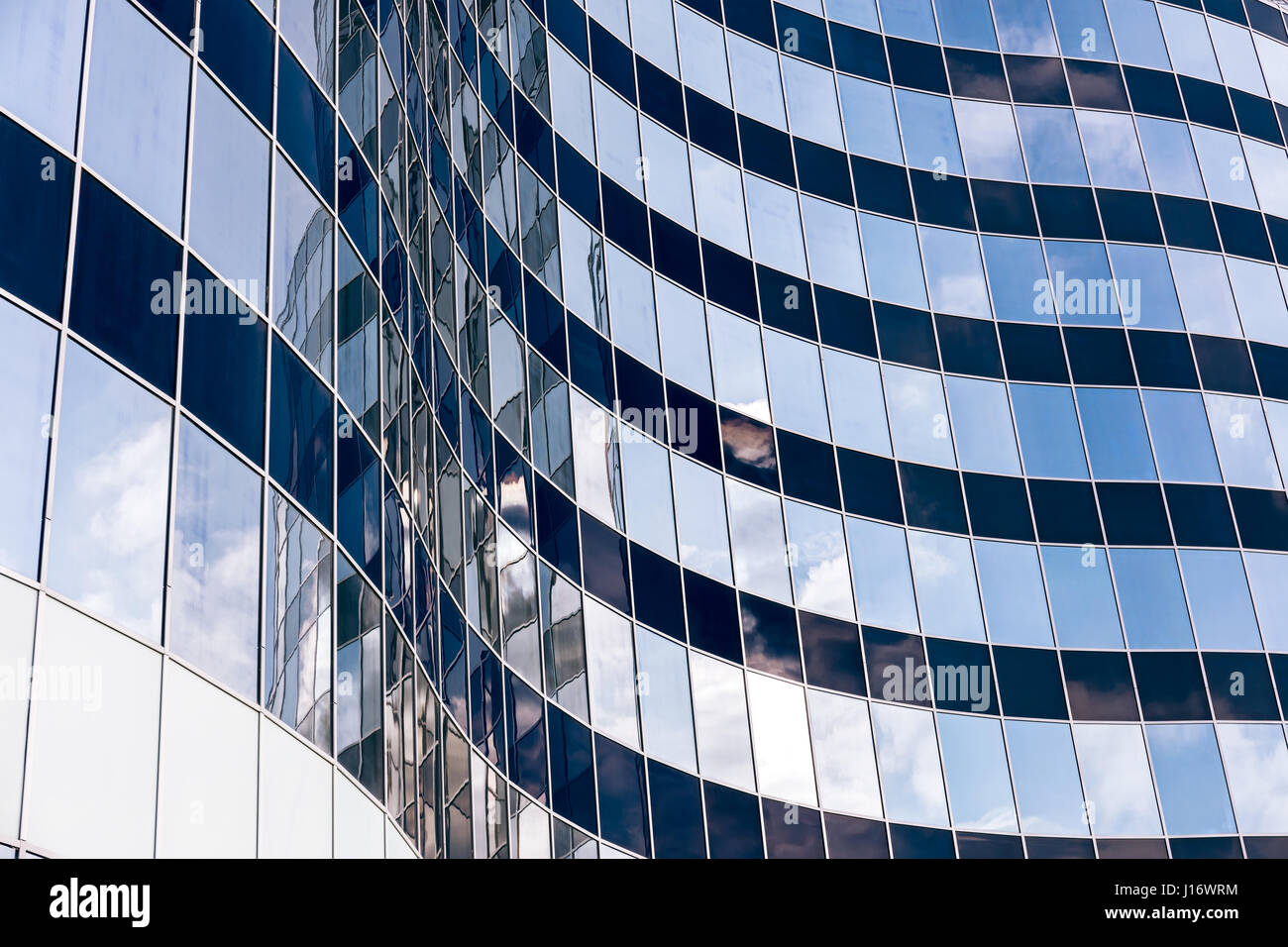 Gratte-ciel moderne avec des fenêtres en verre et bleu ciel réflexion Banque D'Images