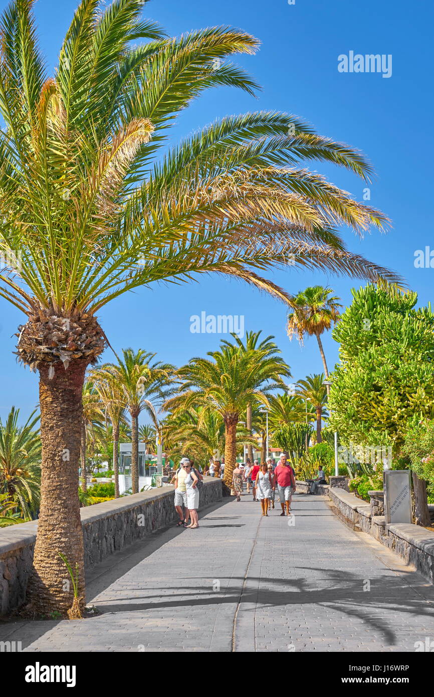 Les touristes sur la promenade de Playa de Ingles, Gran Canaria, Îles Canaries, Espagne Banque D'Images