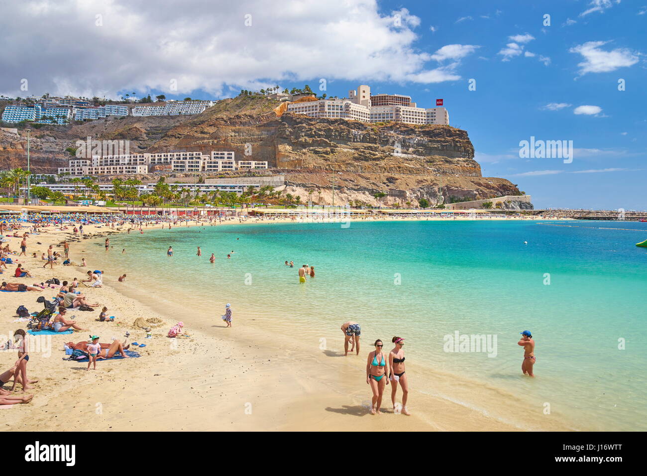 Les touristes sur la plage de Puerto Rico, Gran Canaria, Espagne Banque D'Images