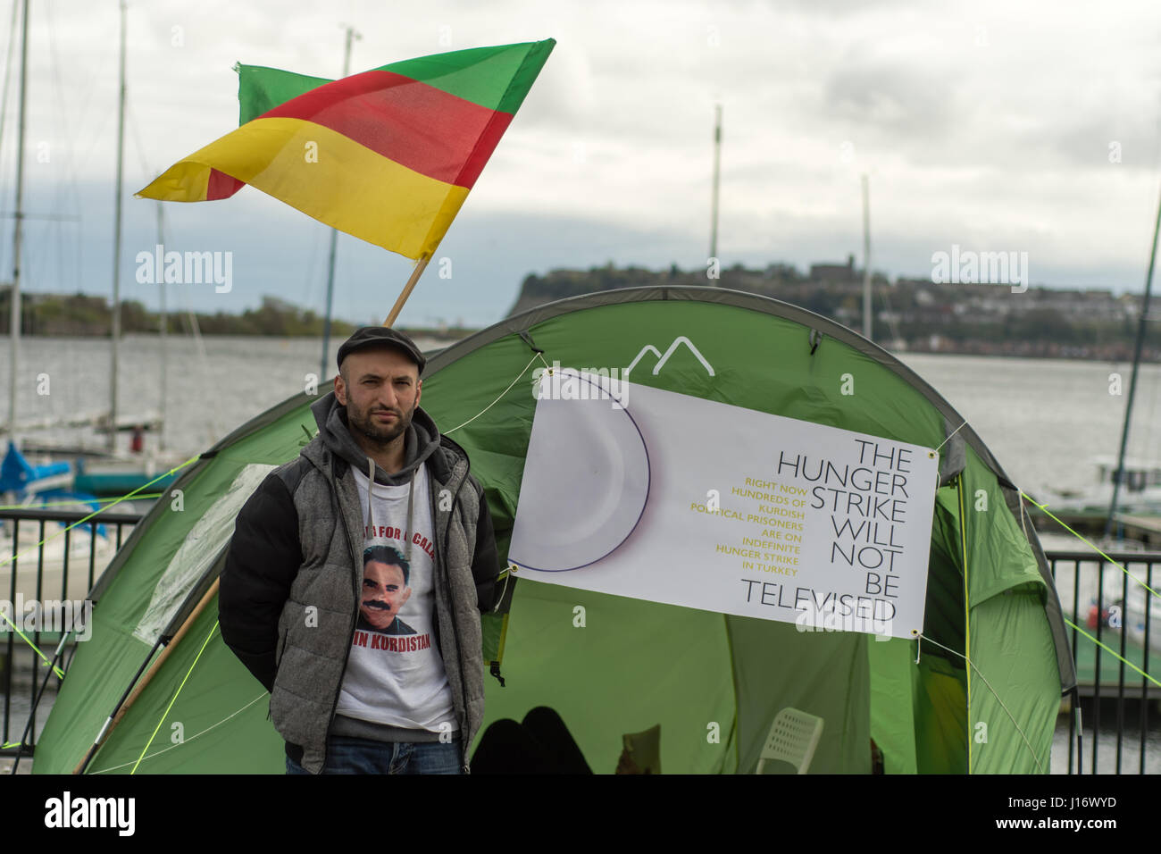 Imam sis à grève de la faim devant Senedd. Protestation de la solidarité kurde du pays de Galles à l'appui de polital détenus emprisonnés en Turquie Banque D'Images