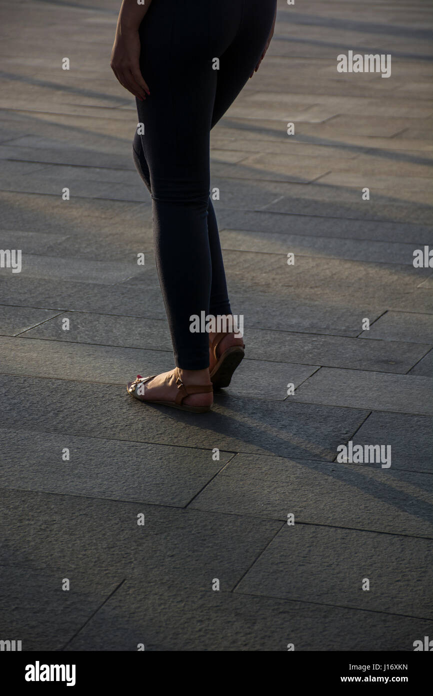 Vue arrière close up of a woman walking outdoors Banque D'Images