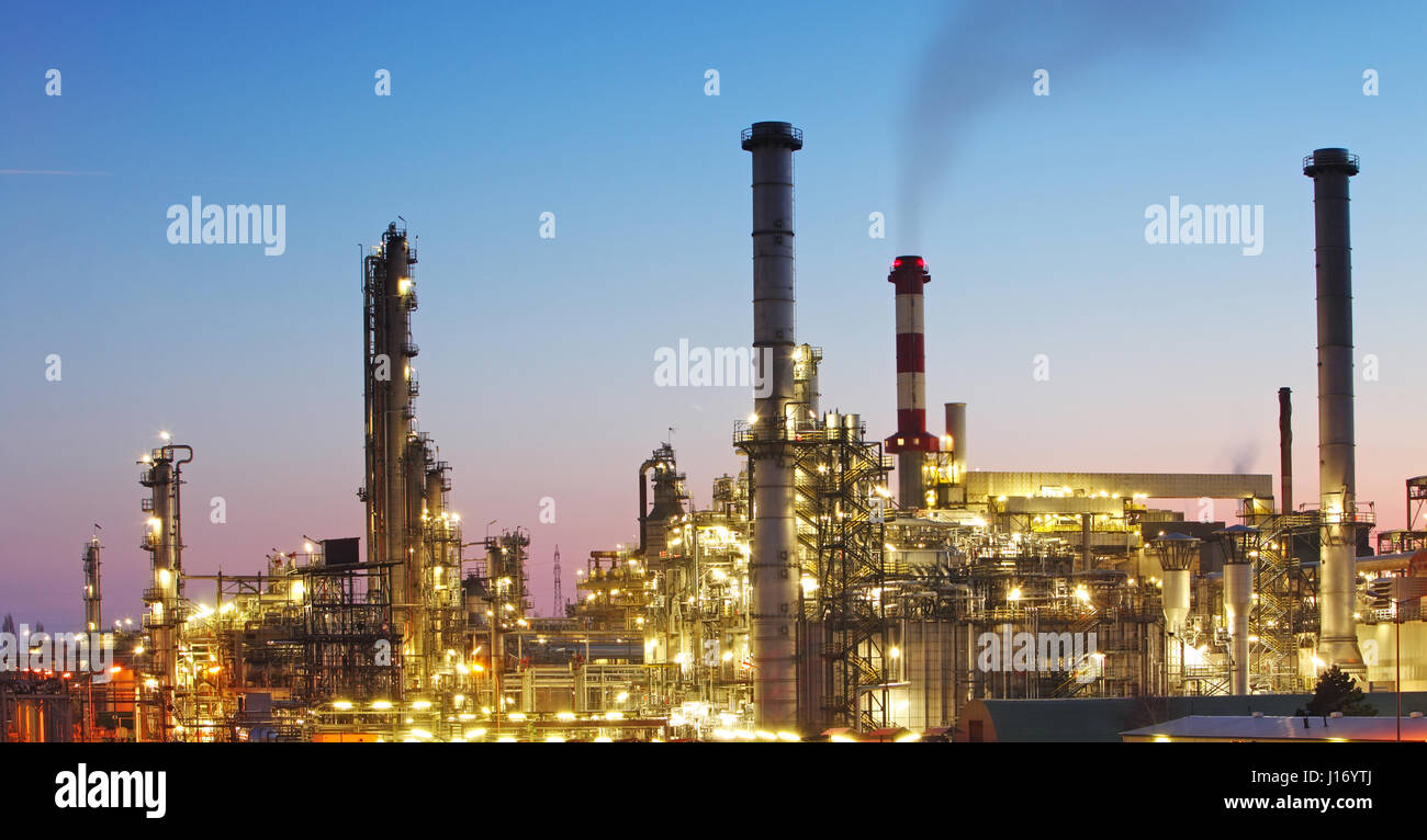 Raffinerie de pétrole et de gaz au crépuscule avec réflexion - usine - usine pétrochimique Banque D'Images