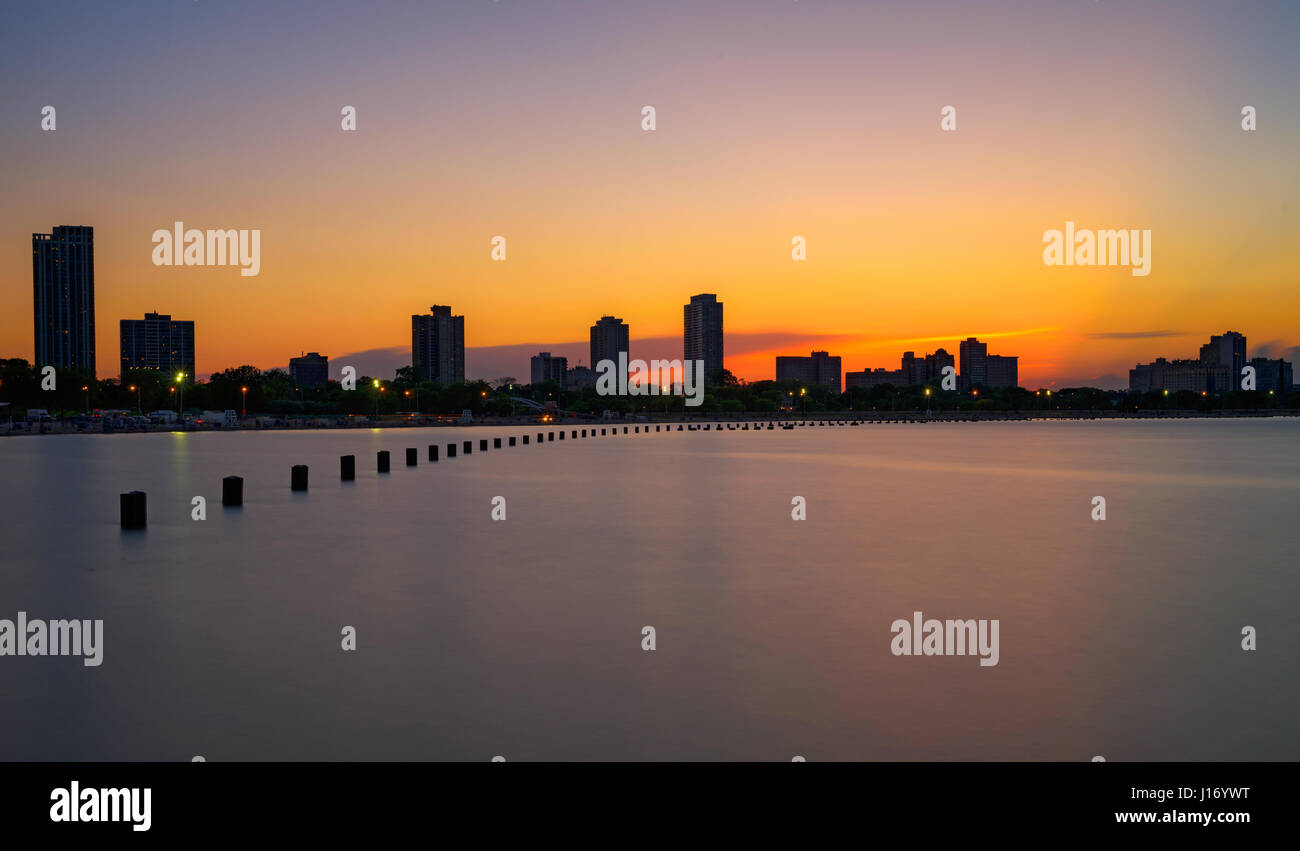 Coucher du soleil au-dessus de Chicago vue de North Avenue Beach. Longue exposition. Banque D'Images