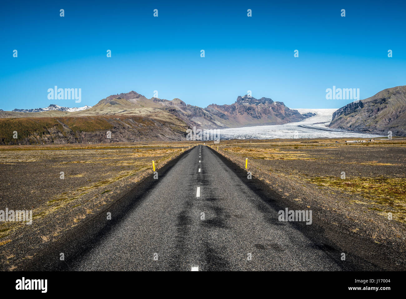 Célèbre ring en conduisant à l'Islande Vatnajokull, également connu sous le nom de Glacier Vatna. C'est la plus grande calotte glaciaire de l'Islande. Banque D'Images