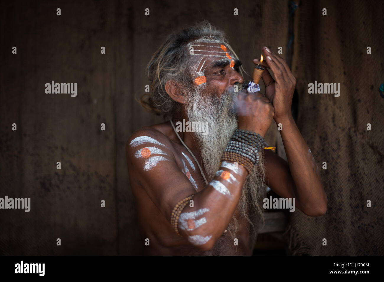 Varanasi saint homme (sadhu ) fumer haschisch Banque D'Images