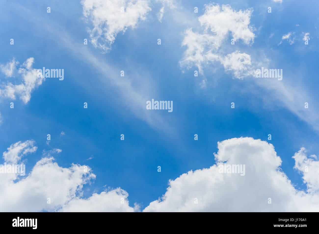 Beau ciel avec des nuages blancs avec copie espace, Cloudscape, ciel couvert clair Banque D'Images