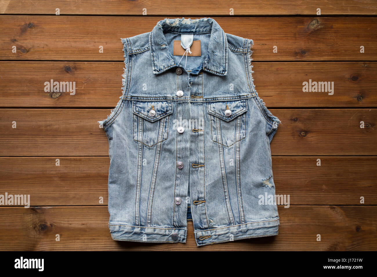 Denim vest gilet ou sur fond de bois Banque D'Images