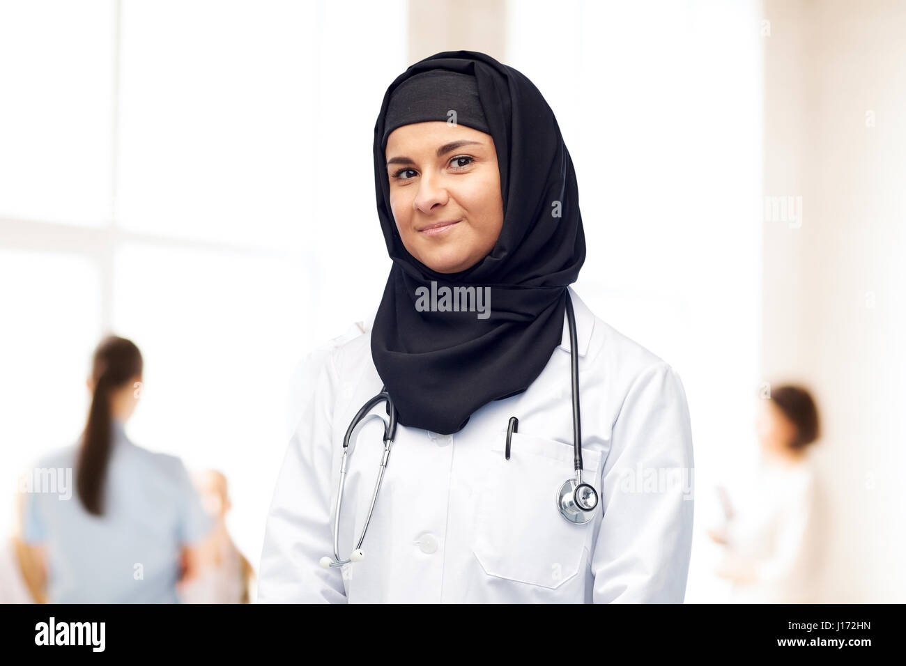 Femme médecin musulmane en hijab with stethoscope Banque D'Images