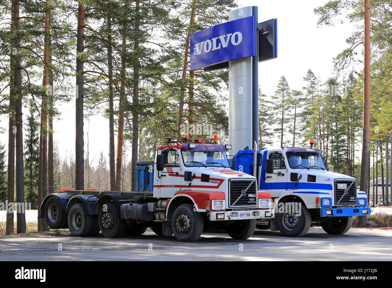 RASEBORG, FINLANDE - le 8 avril 2017 : Deux classiques classique Volvo N12 les camions lourds stationné sur un terrain d'asphalte sous Camions Volvo signe au printemps. Banque D'Images