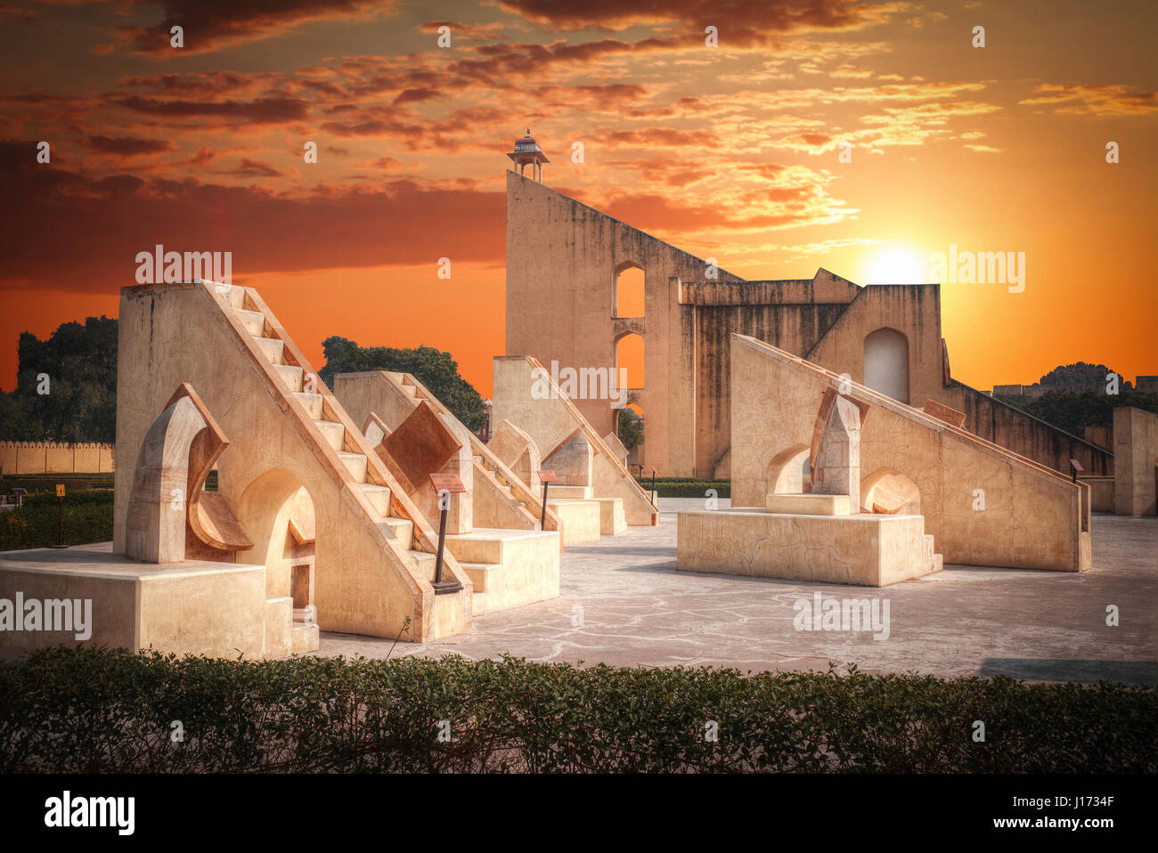 - L'observatoire Jantar Mantar, construit en 1727-1734 gg. Par Rajput Maharaja Sawai Jai Singh dans laquelle il a fondé peu avant la ville de Jaipur. Banque D'Images