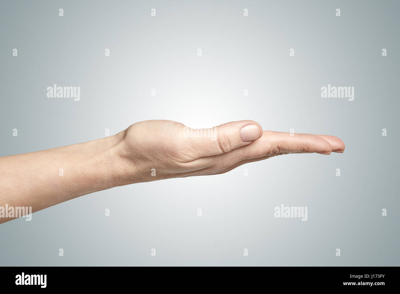 Une femme part sur un gradient background Banque D'Images