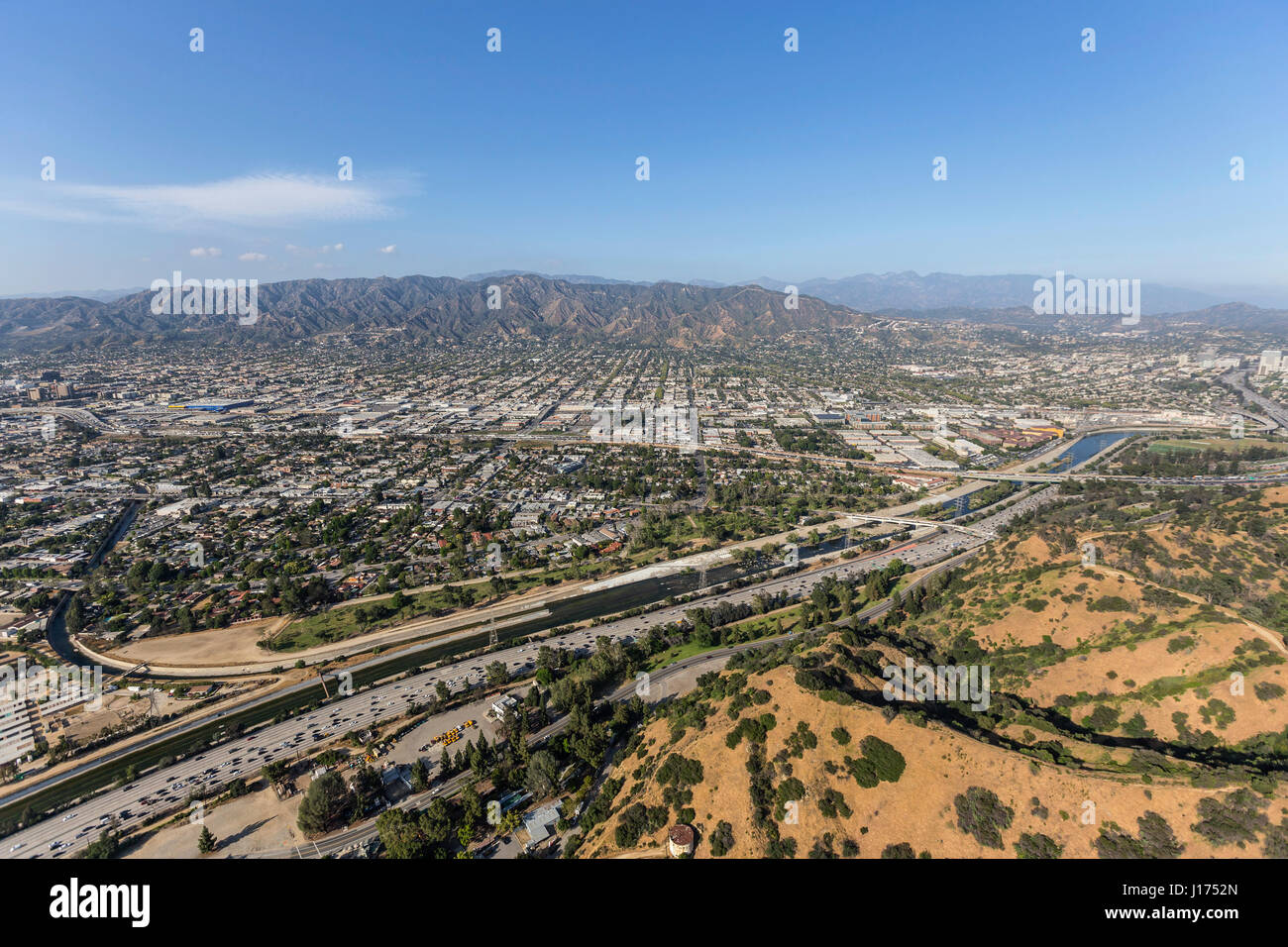 Vue aérienne de la Ventura freeway 134, Griffith Park et la rivière de Los Angeles en Californie du Sud. Banque D'Images