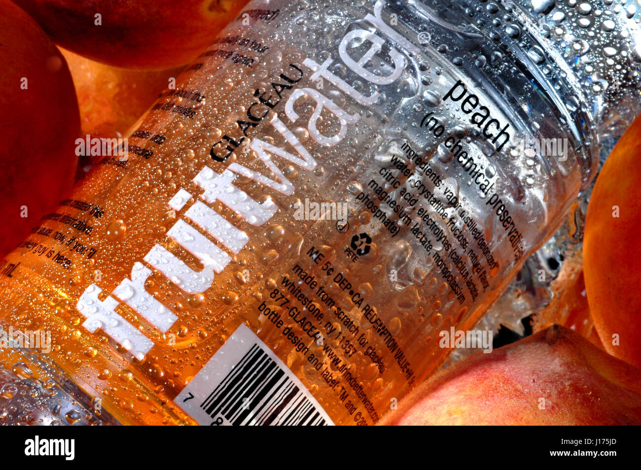 L'eau de fruits avec des pêches pêche boissons Banque D'Images