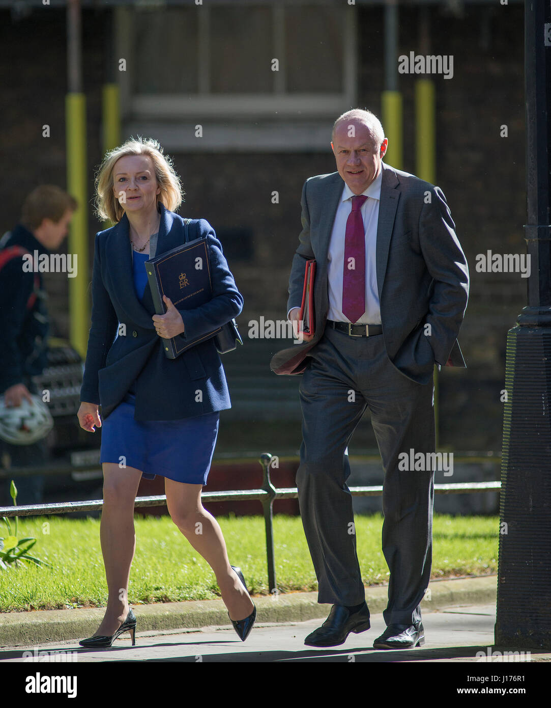 Downing Street, London UK. 18 avril, 2017. Les ministres arrivent pour la première réunion du cabinet mardi matin après Pâques avant PM Theresa Mai annonce des élections anticipées pour le 8 juin 2017. Photo : Lord chancelier et secrétaire de la Justice Elizabeth Truss, député arrive avec le secrétaire d'état du travail et des pensions Damian député vert. Credit : Malcolm Park/Alamy Live News. Banque D'Images
