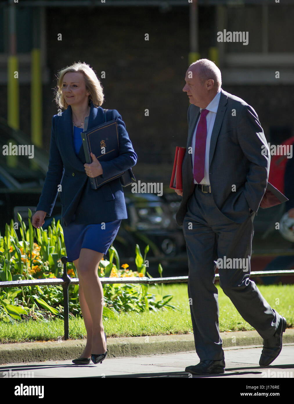 Downing Street, London UK. 18 avril, 2017. Les ministres arrivent pour la première réunion du cabinet mardi matin après Pâques avant PM Theresa Mai annonce des élections anticipées pour le 8 juin 2017. Photo : Lord chancelier et secrétaire de la Justice Elizabeth Truss, député arrive avec le secrétaire d'état du travail et des pensions Damian député vert. Credit : Malcolm Park/Alamy Live News. Banque D'Images