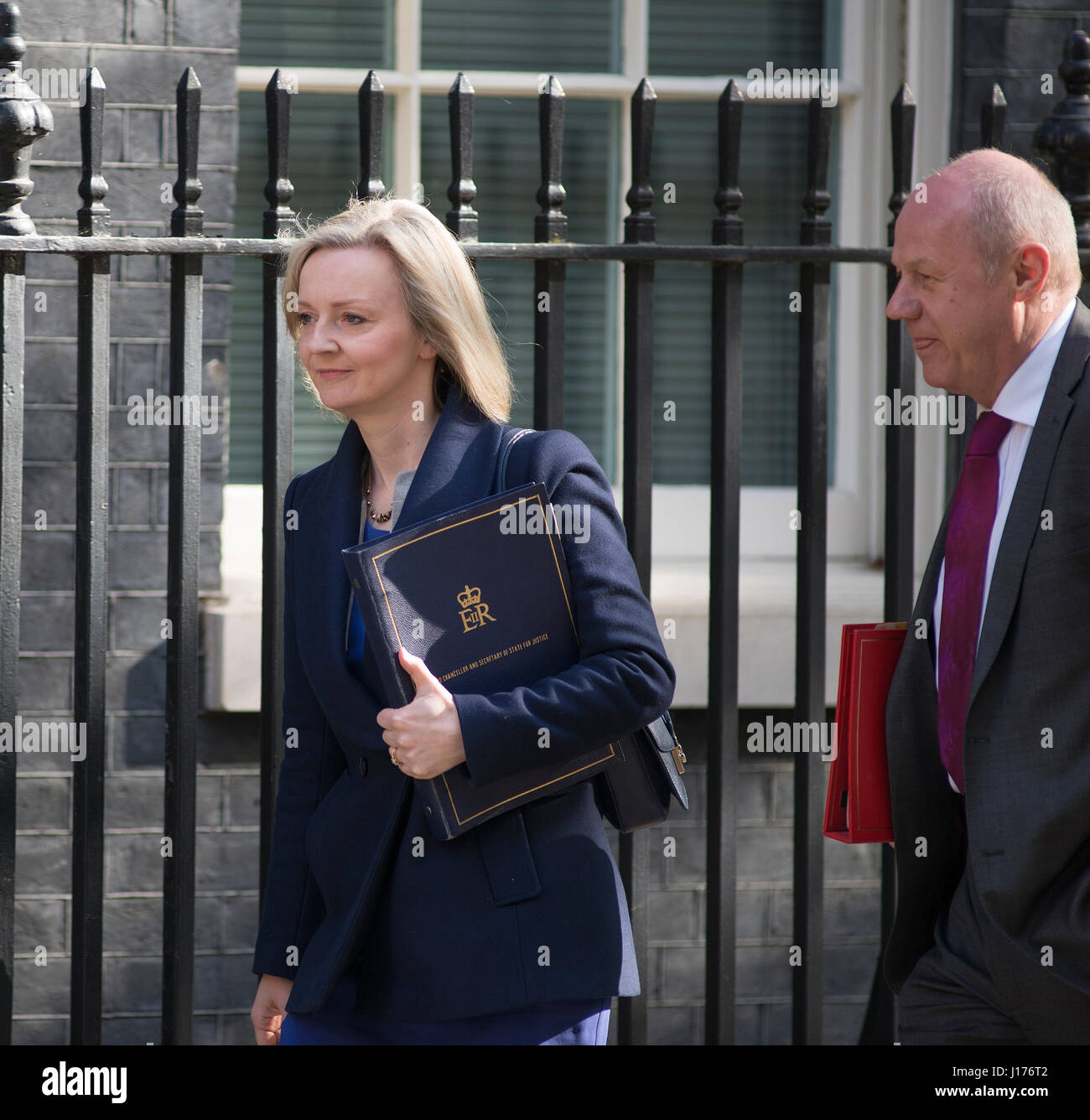 Downing Street, London UK. 18 avril, 2017. Les ministres arrivent pour la première réunion du cabinet mardi matin après Pâques avant PM Theresa Mai annonce des élections anticipées pour le 8 juin 2017. Photo : Lord chancelier et secrétaire de la Justice Elizabeth Truss, député arrive avec le secrétaire d'état du travail et des pensions Damian député vert. Credit : Malcolm Park/Alamy Live News. Banque D'Images