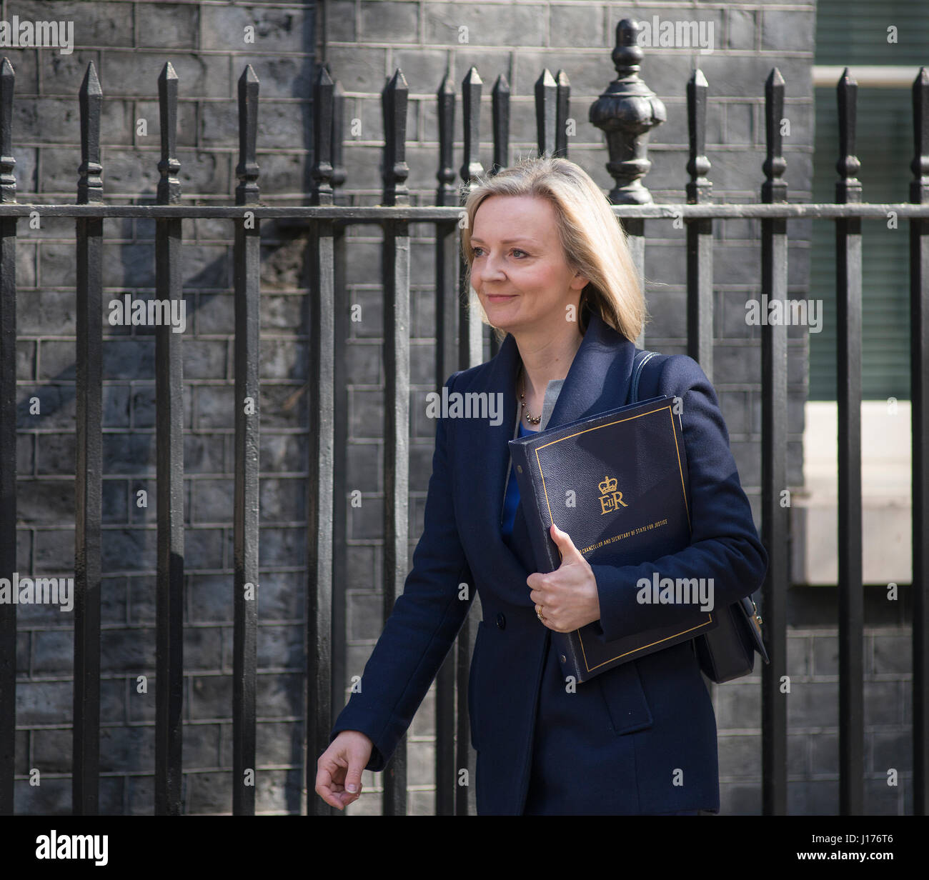 Downing Street, London UK. 18 avril, 2017. Les ministres arrivent pour la première réunion du cabinet mardi matin après Pâques avant PM Theresa Mai annonce des élections anticipées pour le 8 juin 2017. Photo : Lord chancelier et secrétaire de la Justice Elizabeth Truss, député arrive. Credit : Malcolm Park/Alamy Live News. Banque D'Images