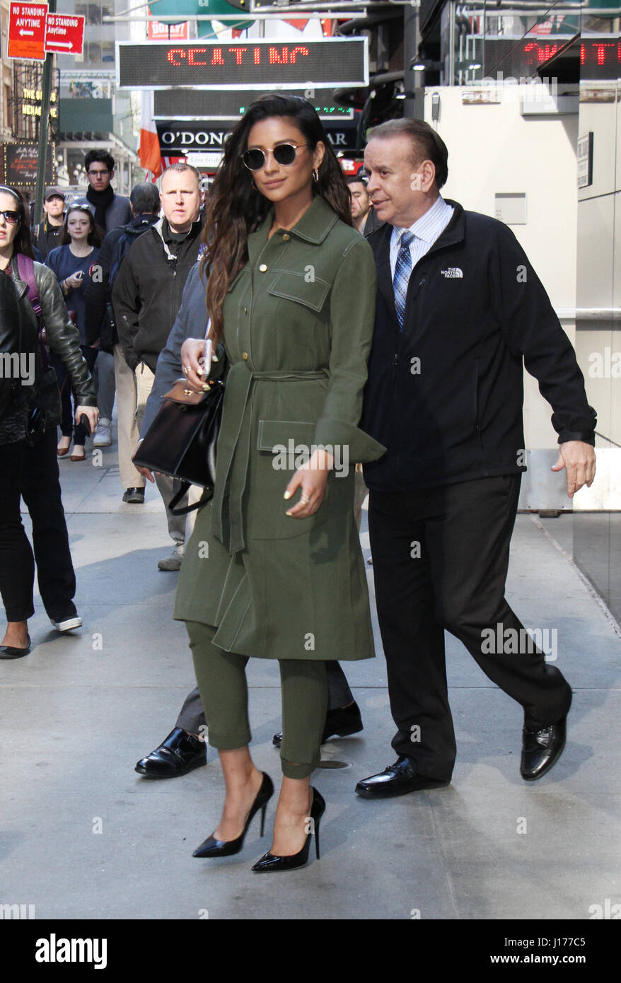 New York, USA. 18 avril, 2017. Shay Mitchell à Good Morning America pour parler de dernière saison de Pretty Little Liars à New York le 18 avril 2017. Credit:RW/MediaPunch/Alamy Live News Banque D'Images