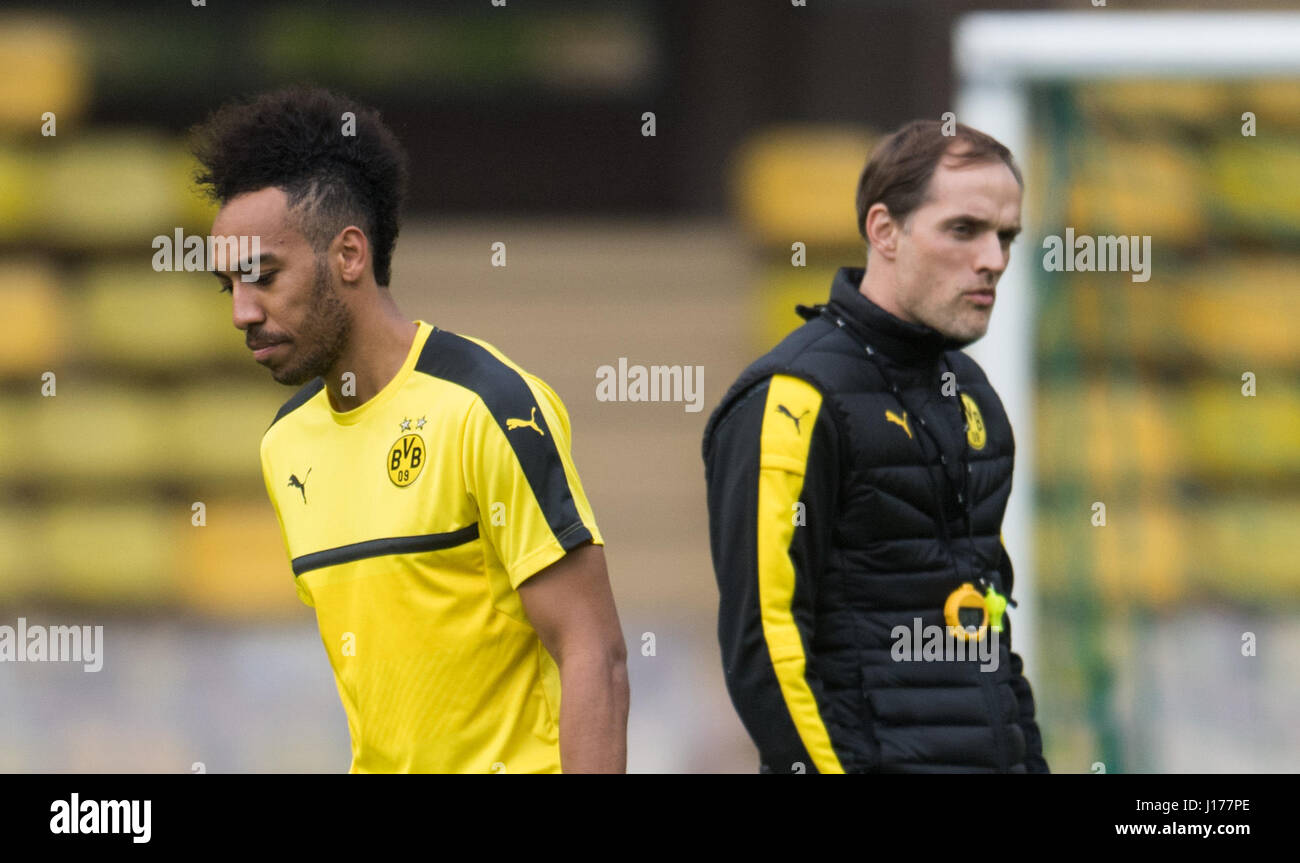 Monaco, 18 avril 2017. Pierre-Emerick Aubameyang du Borussia Dortmund (l) et l'entraîneur Thomas Tuchel, photographié au cours d'une séance de formation au Stade Louis II en allemand soccer club Borussia Dortmund (BVB) jouera contre l'AS Monaco en quarts de la Ligue des Champions match match retour le 19 avril 2017. Photo : Bernd Thissen/dpa/Alamy Live News Banque D'Images