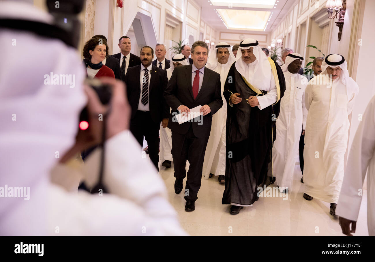 Le Koweït, Koweït. 18 avr, 2017. Le ministre allemand des affaires étrangères, Sigmar Gabriel (SPD, l) rencontre le cheikh Sabah Al-Khalid Al-Sabah (r), Ministre des affaires étrangères de la Satte du Koweït, au Koweït, 18 Apirl 2017. Photo : Kay Nietfeld/dpa Banque D'Images