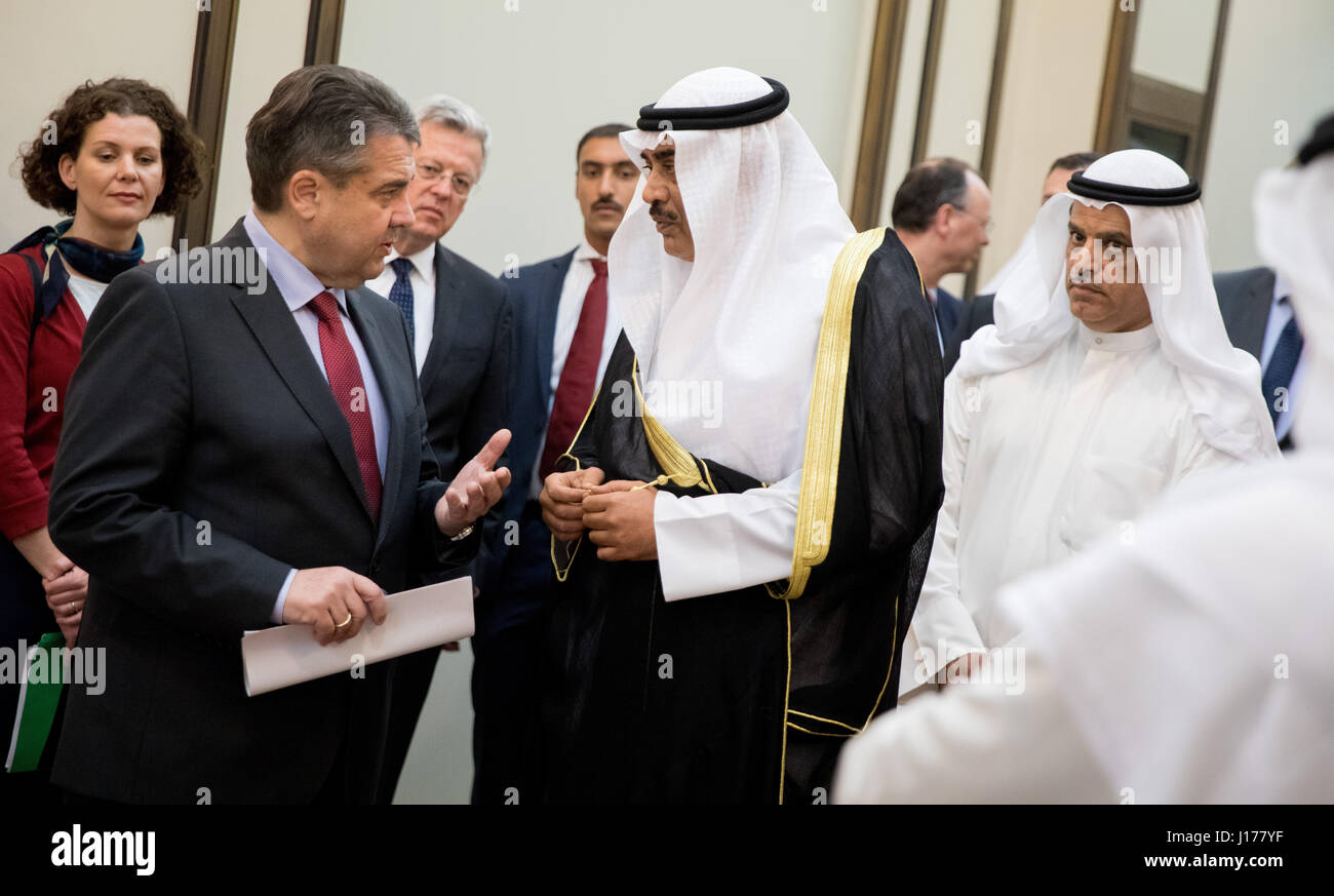 Le Koweït, Koweït. 18 avr, 2017. Le ministre allemand des affaires étrangères, Sigmar Gabriel (SPD, l) rencontre le cheikh Sabah Al-Khalid Al-Sabah (c), Ministre des affaires étrangères de la Satte du Koweït, au Koweït, 18 Apirl 2017. Photo : Kay Nietfeld/dpa Banque D'Images