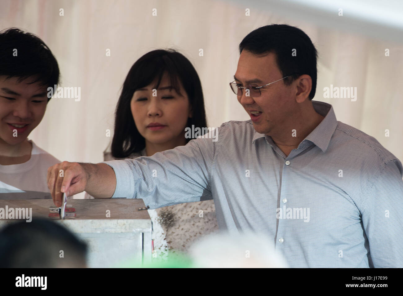 Jakarta, Indonésie. Apr 19, 2017. Basuki Tjahaja Purnama (R) jette son bulletin de vote des élections de gouverneur de Jakarta pendant deux rondes à Jakarta, Indonésie, le 19 avril 2017. Des millions de résidents dans la capitale de l'Indonésie Jakarta se sont rendus aux urnes mercredi pour récupérer un gouverneur dans un deuxième tour de l'élection. Deux candidats au poste de gouverneur - titulaire Basuki Tjahaja Purnama et ancien ministre de l'éducation Anies Baswedan - sont en concurrence dans l'écoulement. Sanovri Crédit : Veri/Xinhua/Alamy Live News Banque D'Images