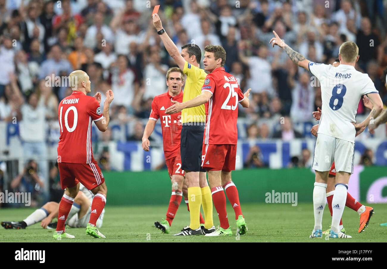 Madrid, Espagne. 18 avr, 2017. Viktor Kassai arbitre montre Munich's Arturo  Vidal (pas en photo) d'un carton rouge tandis que ses coéquipiers Arjen  Robben (L-R), Philipp Lahm et Thomas Mueller protester et