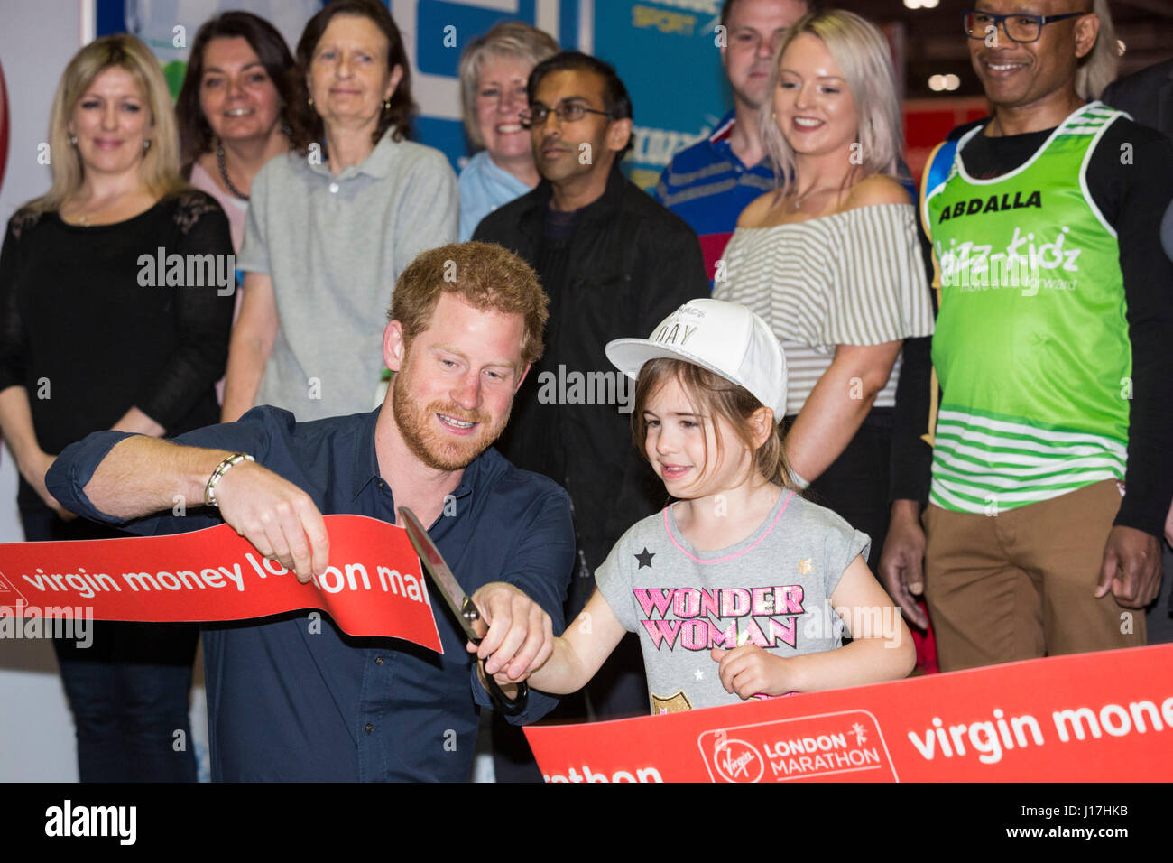 Londres, Royaume-Uni. Apr 19, 2017. Le prince Harry obtient l'aide de Melissa Howse, 5, à couper le ruban. Le prince Harry ouvre la Virgin Money 2017 London Marathon Expo à ExCeL London, où des milliers de coureurs s'inscrire au cours des quatre jours de ce dimanche la 37e édition de la course. Le prince Harry est le parrain du Marathon de Londres Charitable Trust et, de concert avec le duc et la duchesse de Cambridge, est à la tête de l'ensemble campagne pour mettre fin à la stigmatisation de la santé mentale et de commencer une conversation nationale sur le bien-être mental pour tous. Crédit : Images éclatantes/Alamy Live News Banque D'Images