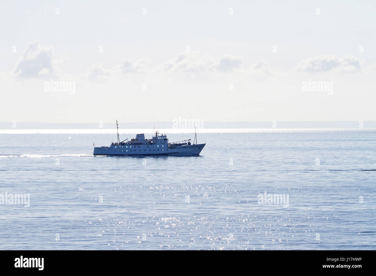 Mount's Bay, au Royaume-Uni. Apr 19, 2017. Météo britannique. Dans un calme, soleil, Mount's Bay, les passagers à bord de la RMV Scillonian quitter le Cornish Riviera en route pour les Îles Scilly. Crédit : Mike Newman/Alamy Live News Banque D'Images