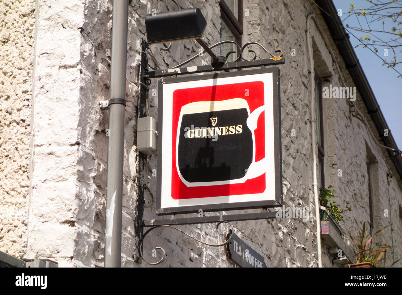 Une pendaison de publicité affiche à l'extérieur d'un pub irlandais de la bière Guinness publicité Banque D'Images