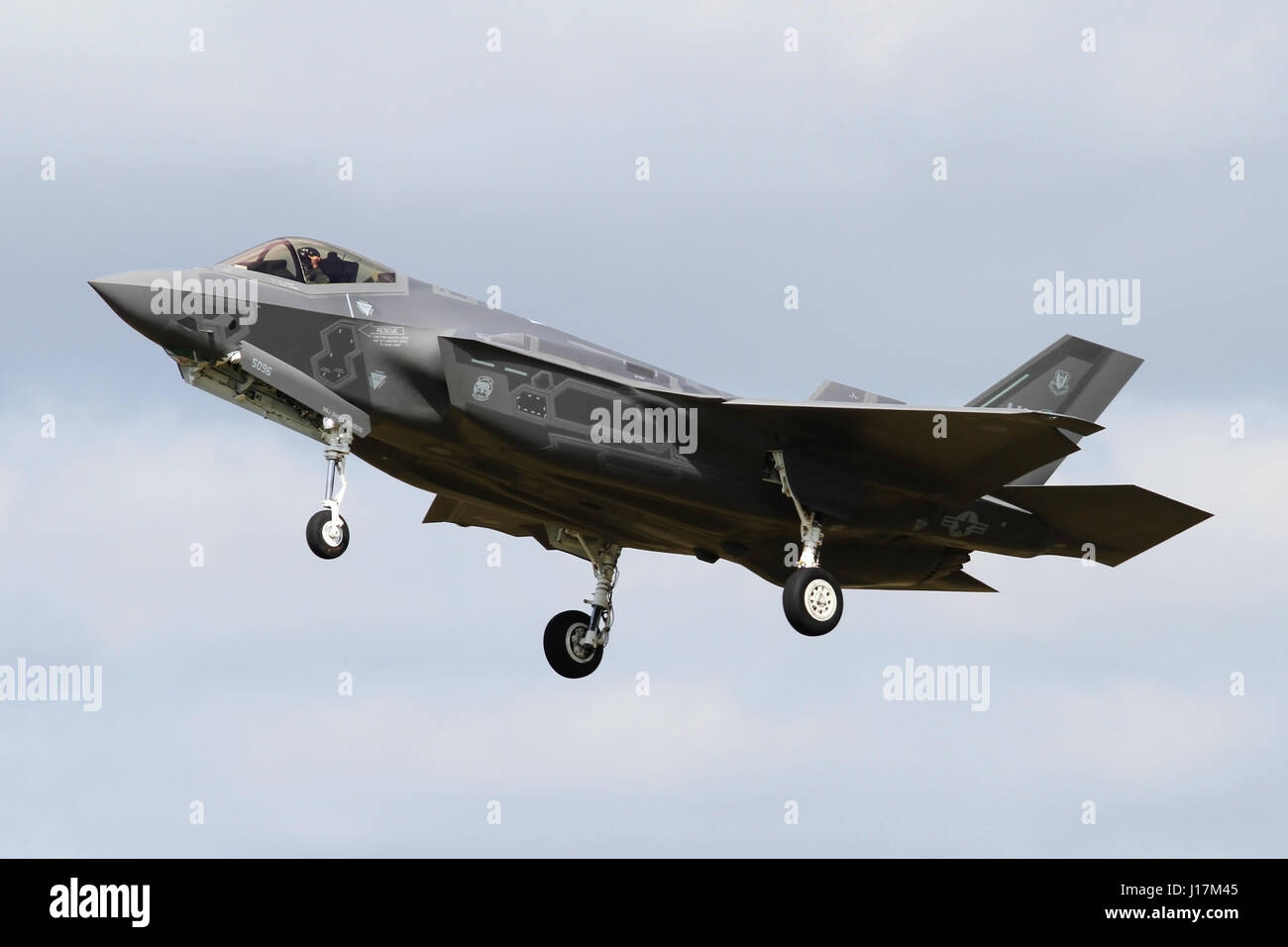 USAF F-35A Lightning II's arrivant à RAF Lakenheath dans le Suffolk, UK pour l'USAF's premier déploiement outre-mer du type. Banque D'Images