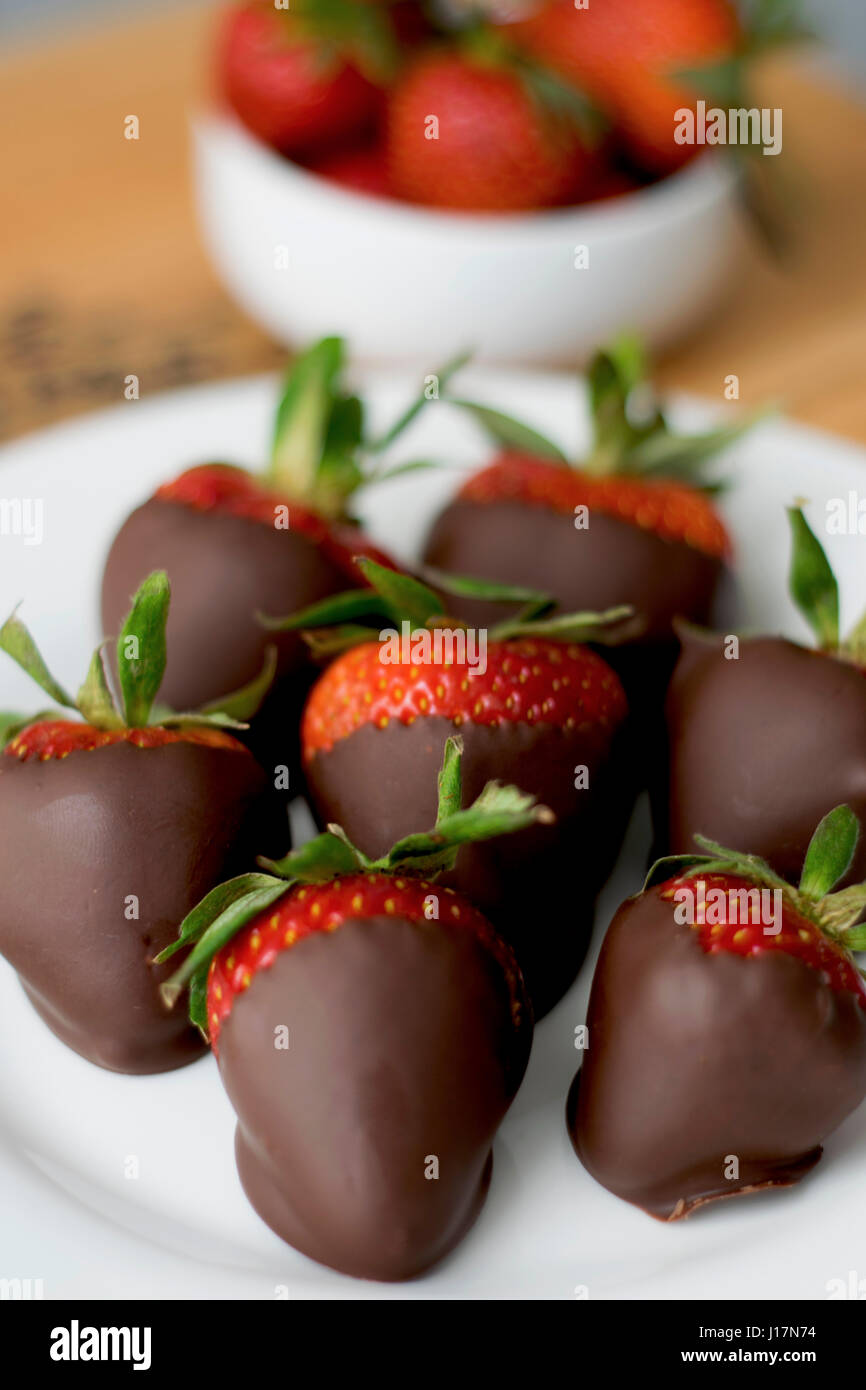 De fraises enrobées de chocolat sur la table de café. Banque D'Images