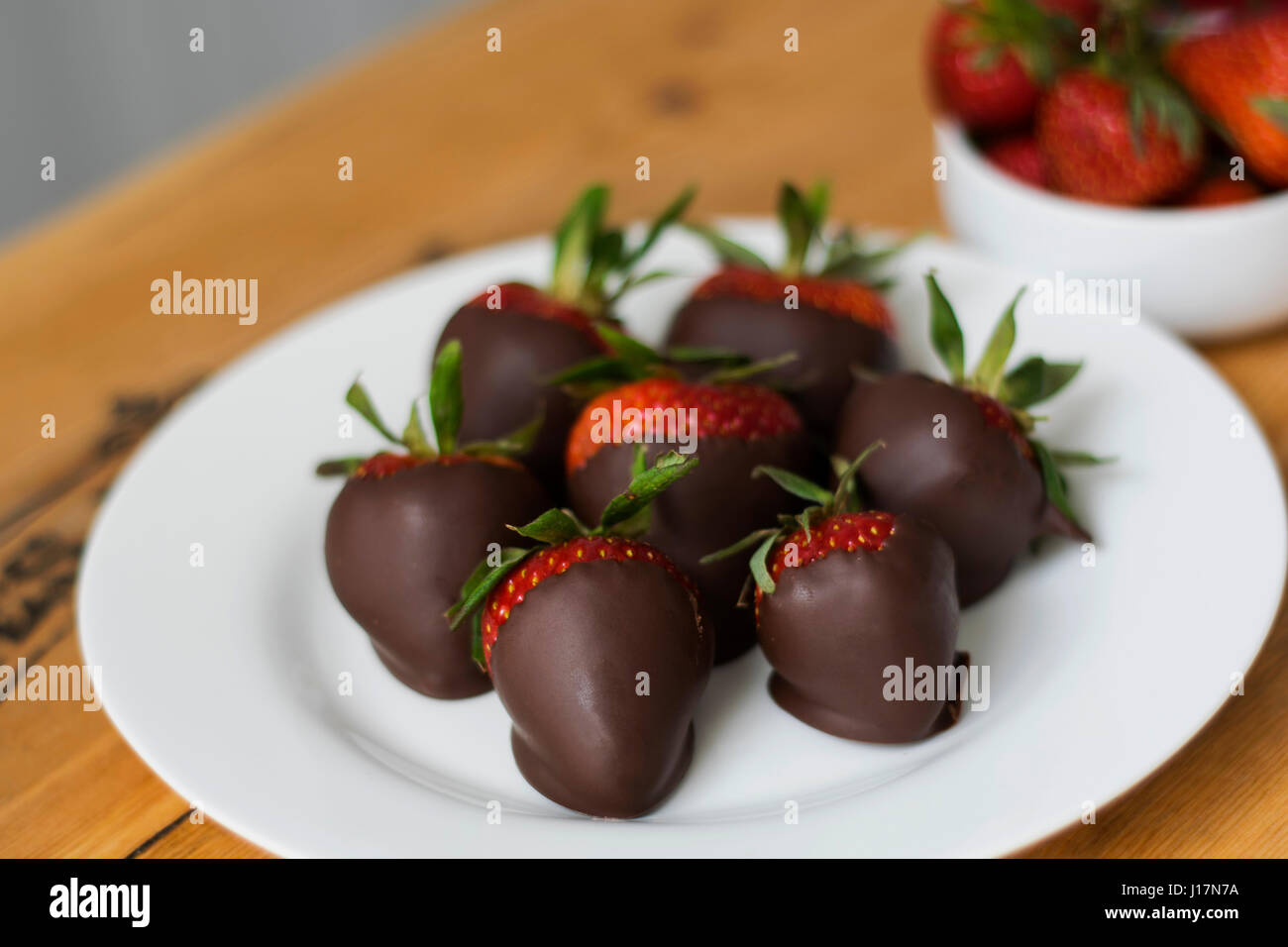 De fraises enrobées de chocolat sur café table. Banque D'Images
