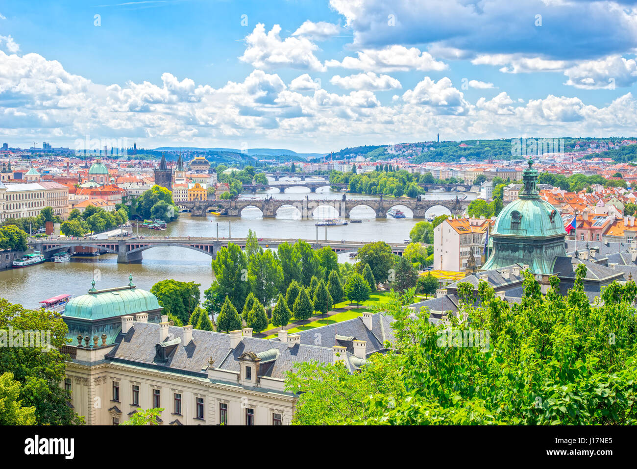 Vues sur le fleuve Vltava et ses nombreux ponts, dont le Pont Charles. Europe République Tchèque Prague Banque D'Images