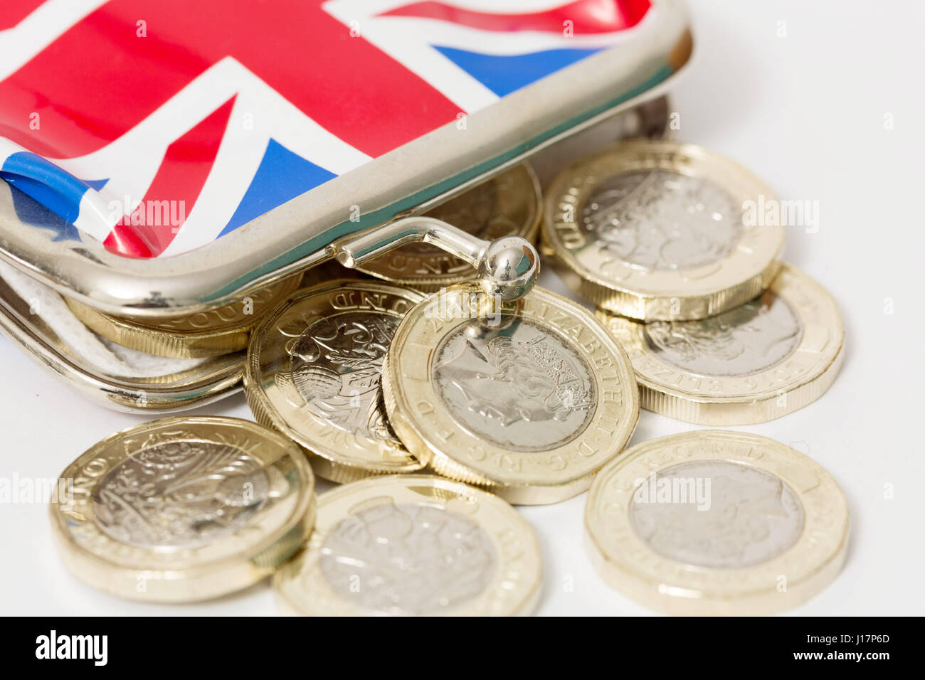 Drapeau de l'Union britannique bourse avec nouveau Pound (£) pièces de monnaie en espèces Banque D'Images