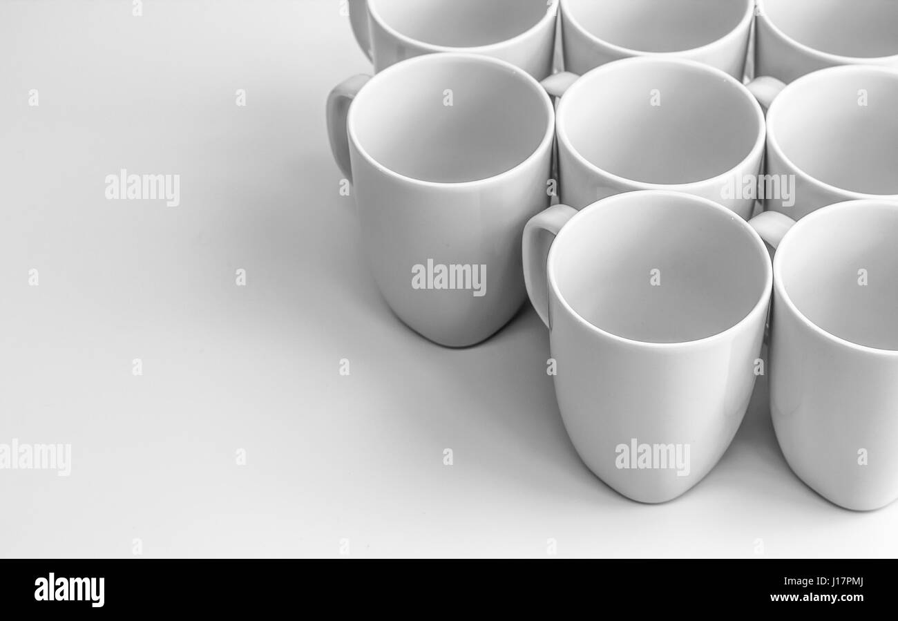 Bel ensemble de tasses blanc sur la surface brillante blanc Banque D'Images