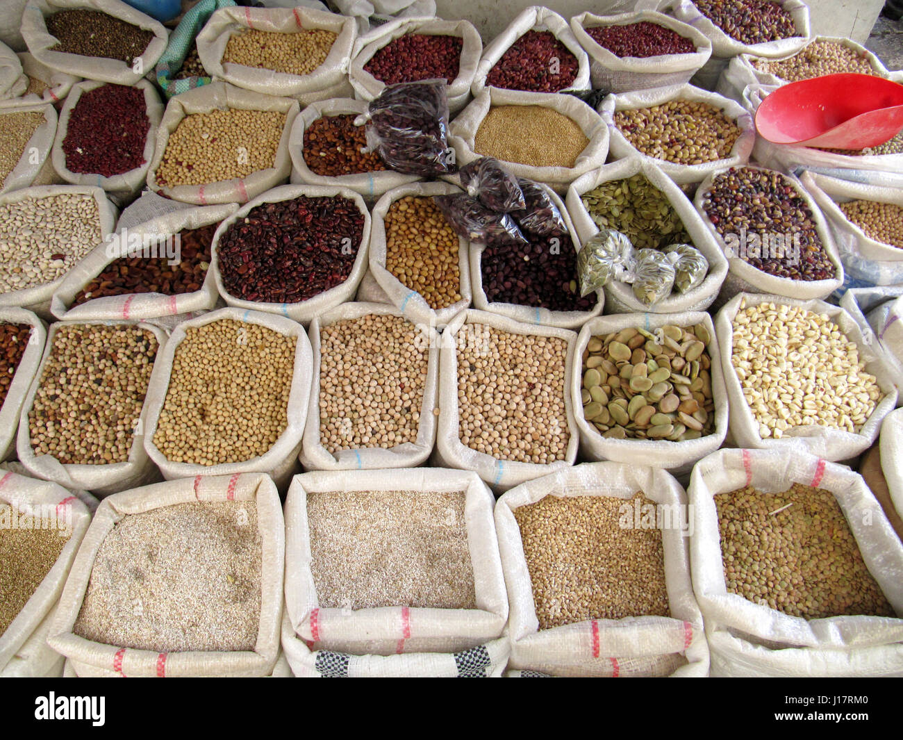 Voir ci-dessus de sacs remplis de grains secs en vente dans le marché sud-américain Banque D'Images