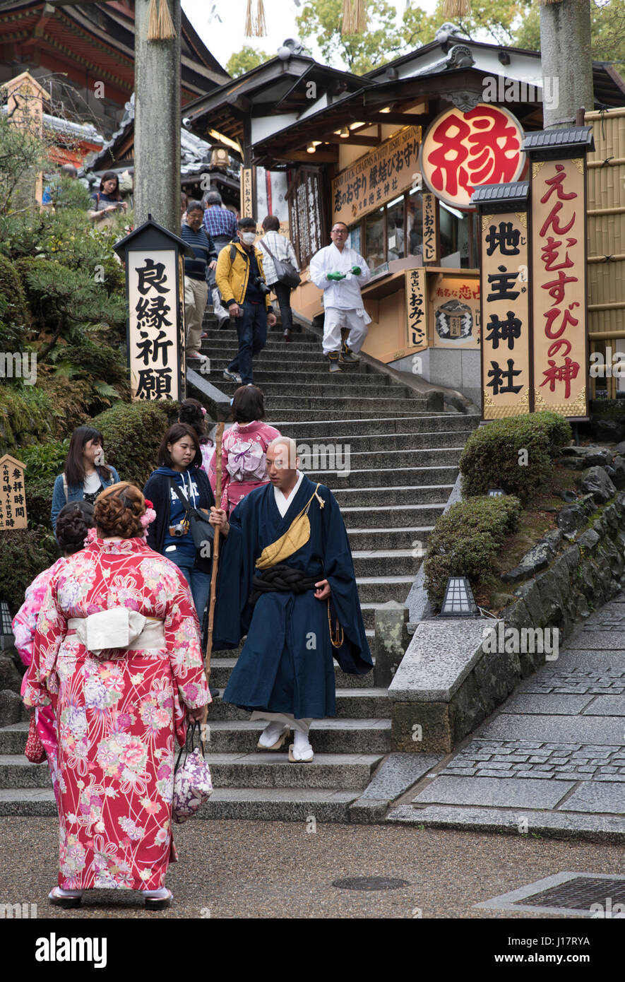 Japanese moine au temple Kiyomizu dera, Kyoto, Japon Banque D'Images