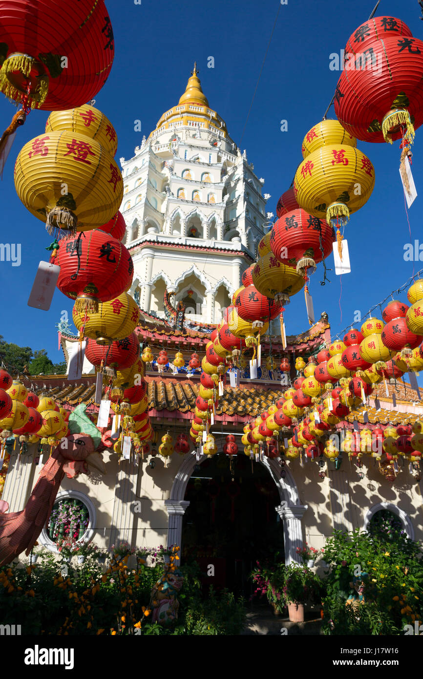 Temple bouddhiste de Kek Lok Si et avec des décorations du Nouvel An chinois pour la célébration de la nouvelle année lunaire. Temple de Kek Lok Si est une excursion populaire Banque D'Images