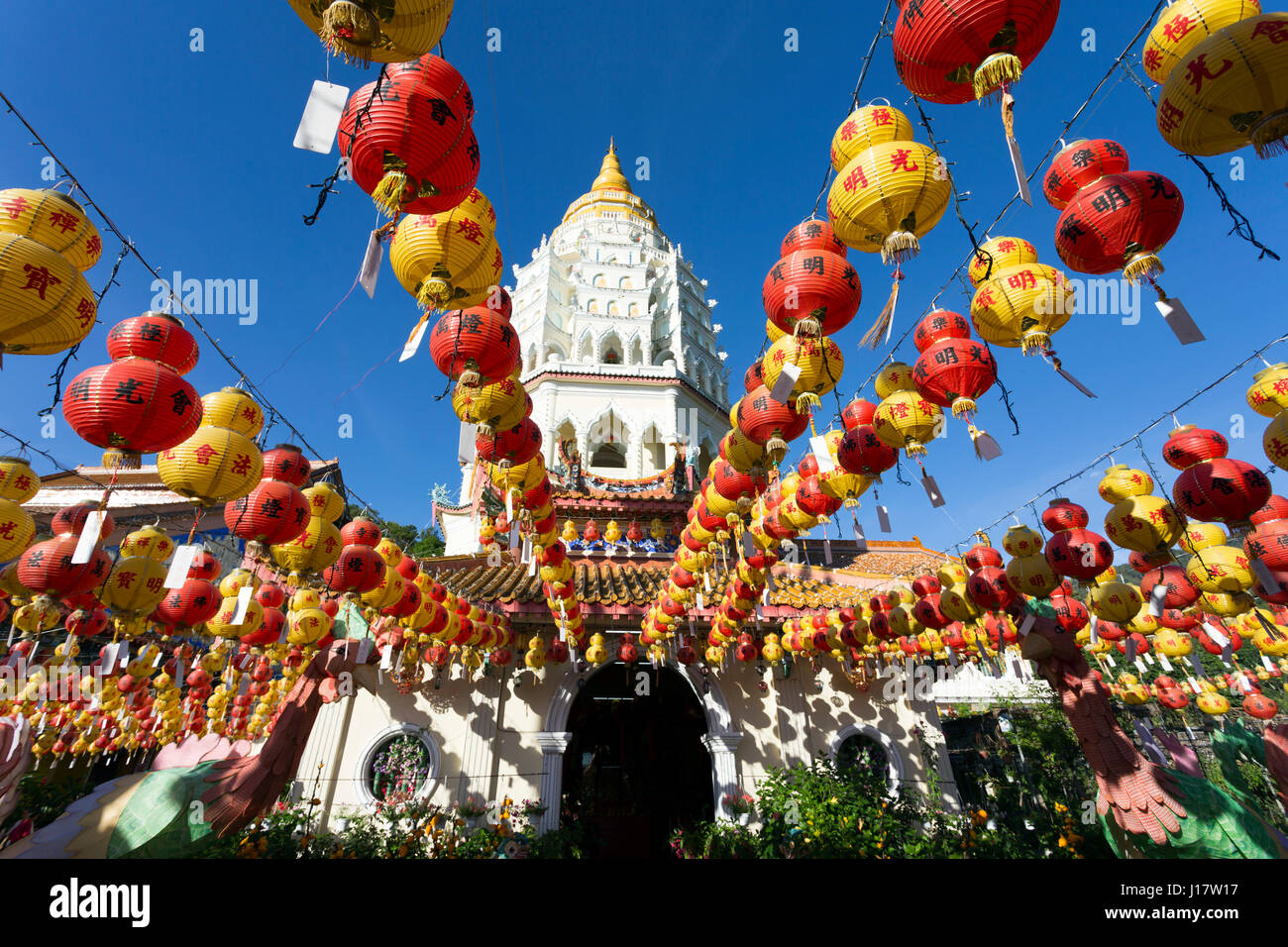 Temple bouddhiste de Kek Lok Si et avec des décorations du Nouvel An chinois pour la célébration de la nouvelle année lunaire. Temple de Kek Lok Si est une excursion populaire Banque D'Images