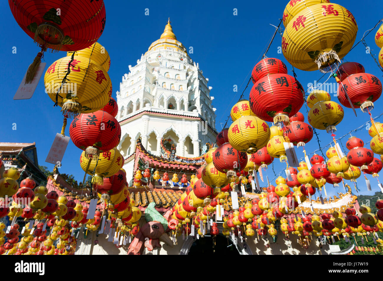 Temple bouddhiste de Kek Lok Si et avec des décorations du Nouvel An chinois pour la célébration de la nouvelle année lunaire. Temple de Kek Lok Si est une excursion populaire Banque D'Images