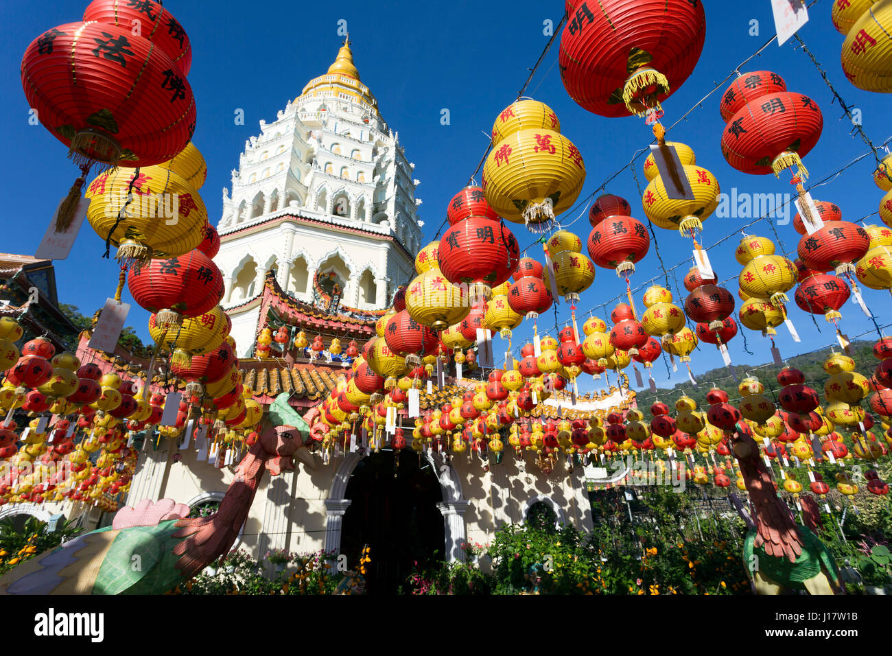 Temple bouddhiste de Kek Lok Si et avec des décorations du Nouvel An chinois pour la célébration de la nouvelle année lunaire. Temple de Kek Lok Si est une excursion populaire Banque D'Images