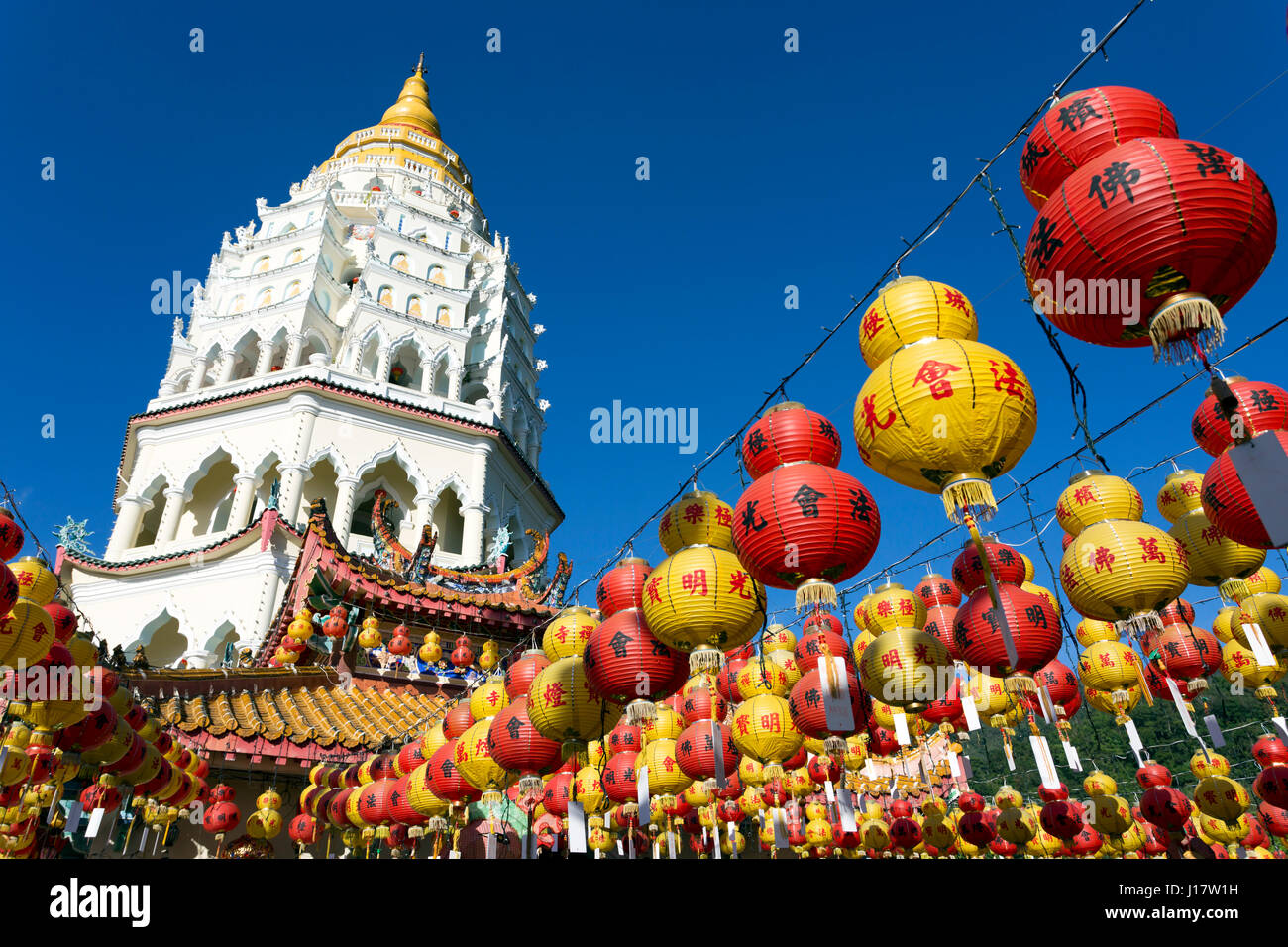 Temple bouddhiste de Kek Lok Si et avec des décorations du Nouvel An chinois pour la célébration de la nouvelle année lunaire. Temple de Kek Lok Si est une excursion populaire Banque D'Images