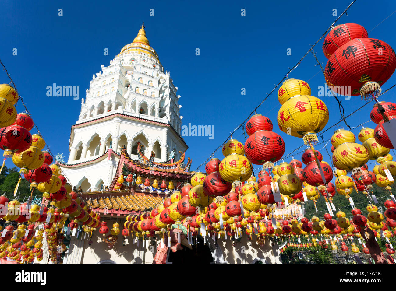 Temple bouddhiste de Kek Lok Si et avec des décorations du Nouvel An chinois pour la célébration de la nouvelle année lunaire. Temple de Kek Lok Si est une excursion populaire Banque D'Images