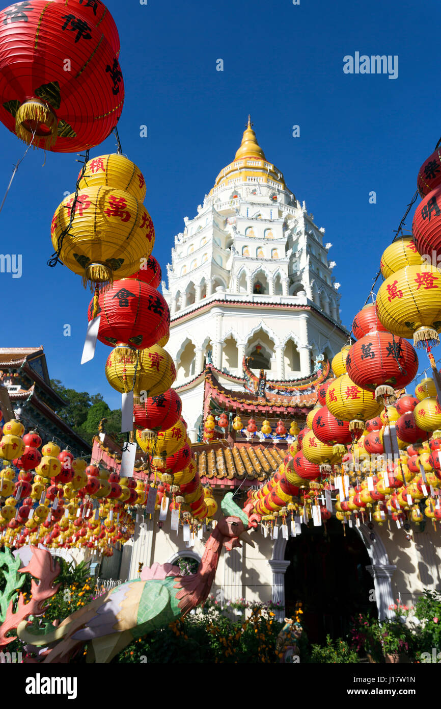 Temple bouddhiste de Kek Lok Si et avec des décorations du Nouvel An chinois pour la célébration de la nouvelle année lunaire. Temple de Kek Lok Si est une excursion populaire Banque D'Images