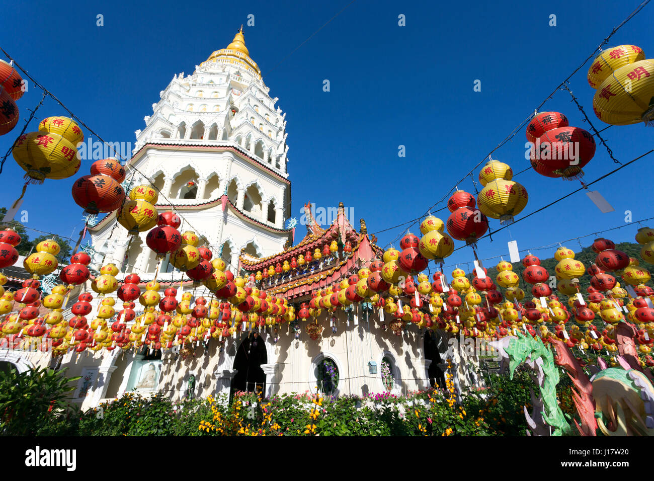 Temple bouddhiste de Kek Lok Si et avec des décorations du Nouvel An chinois pour la célébration de la nouvelle année lunaire. Temple de Kek Lok Si est une excursion populaire Banque D'Images