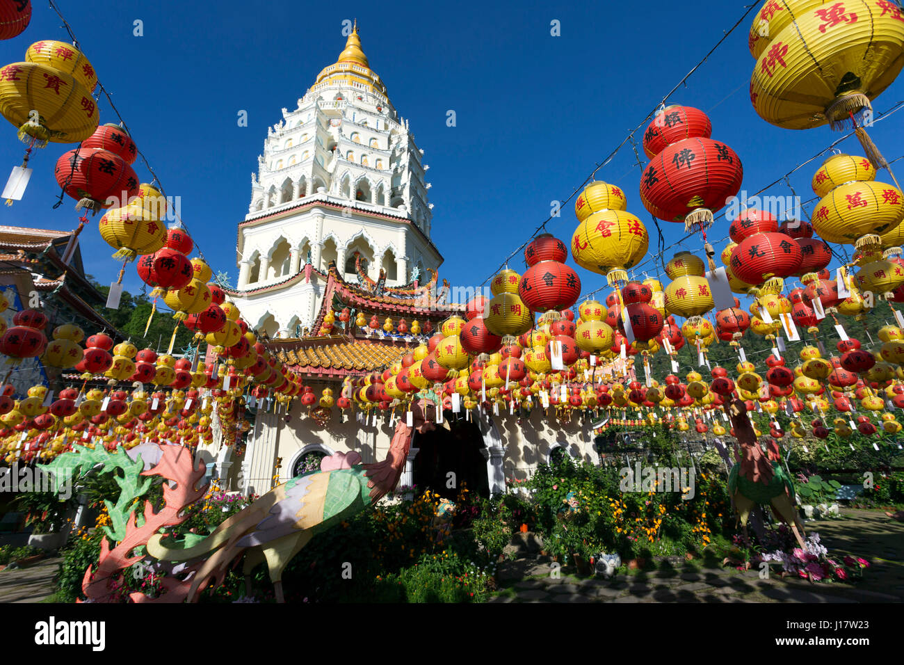 Temple bouddhiste de Kek Lok Si et avec des décorations du Nouvel An chinois pour la célébration de la nouvelle année lunaire. Temple de Kek Lok Si est une excursion populaire Banque D'Images