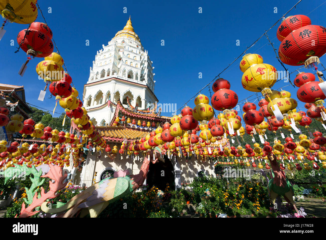 Temple bouddhiste de Kek Lok Si et avec des décorations du Nouvel An chinois pour la célébration de la nouvelle année lunaire. Temple de Kek Lok Si est une excursion populaire Banque D'Images