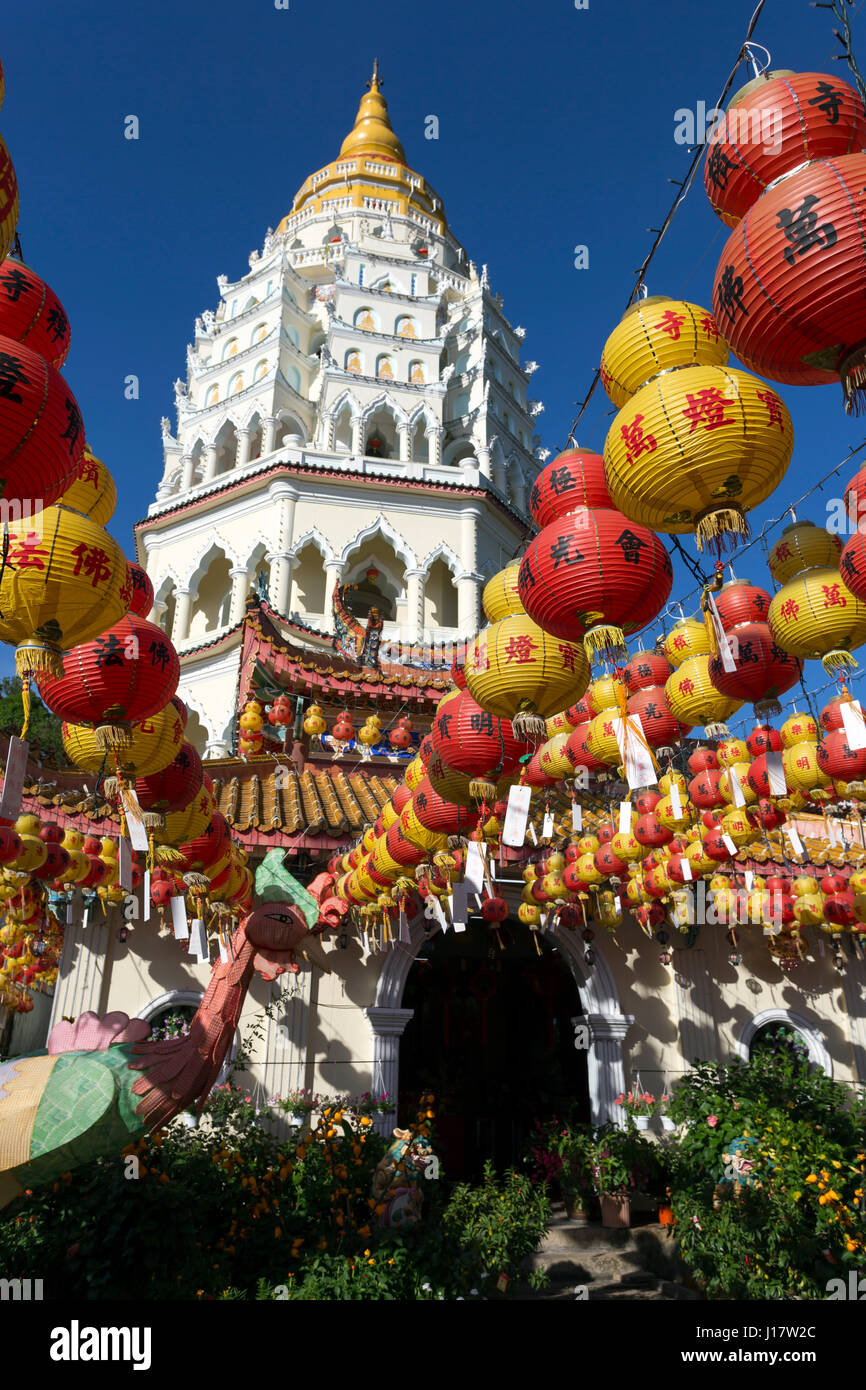 Temple bouddhiste de Kek Lok Si et avec des décorations du Nouvel An chinois pour la célébration de la nouvelle année lunaire. Temple de Kek Lok Si est une excursion populaire Banque D'Images